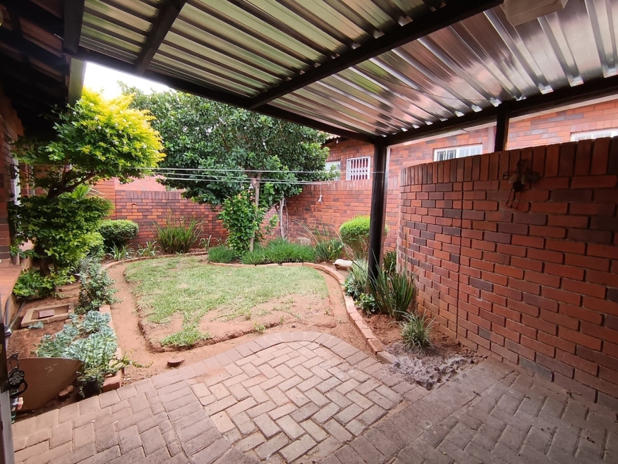 2 Bedroom Property for Sale in Langenhovenpark Free State